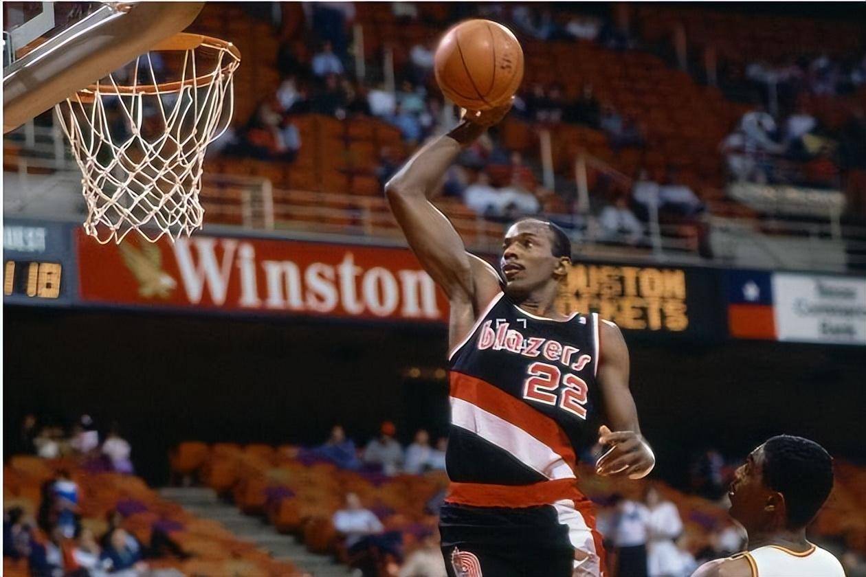 转折点波特兰开拓者手感冰凉，欧冠今晚攻防权衡，引发热议，赛程密集仍需轮换的简单介绍